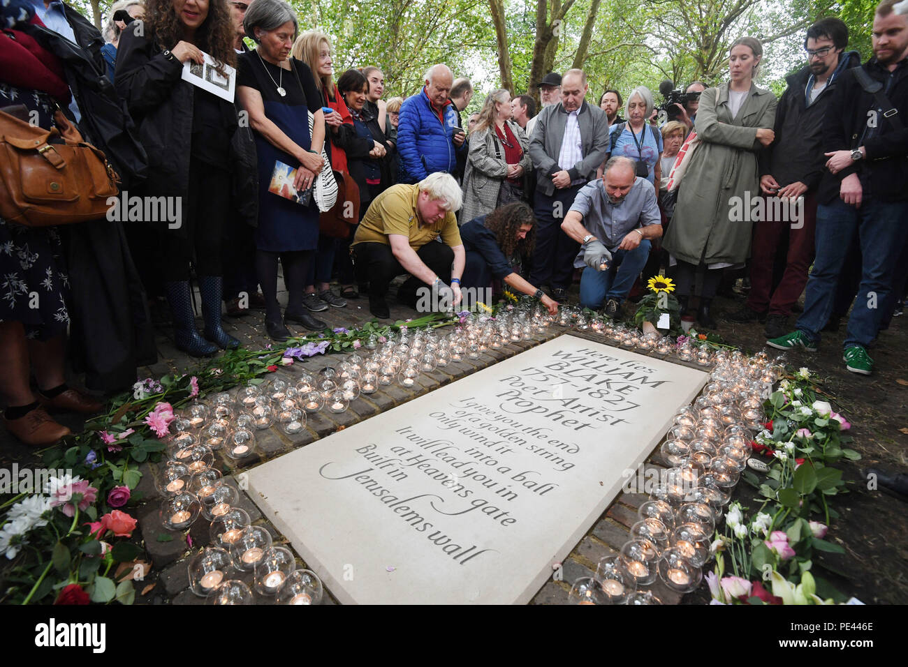 Les gens se rassemblent par une pierre tombale pour William Blake à Bunhill Fields à Londres après qu'il est dévoilé. Banque D'Images