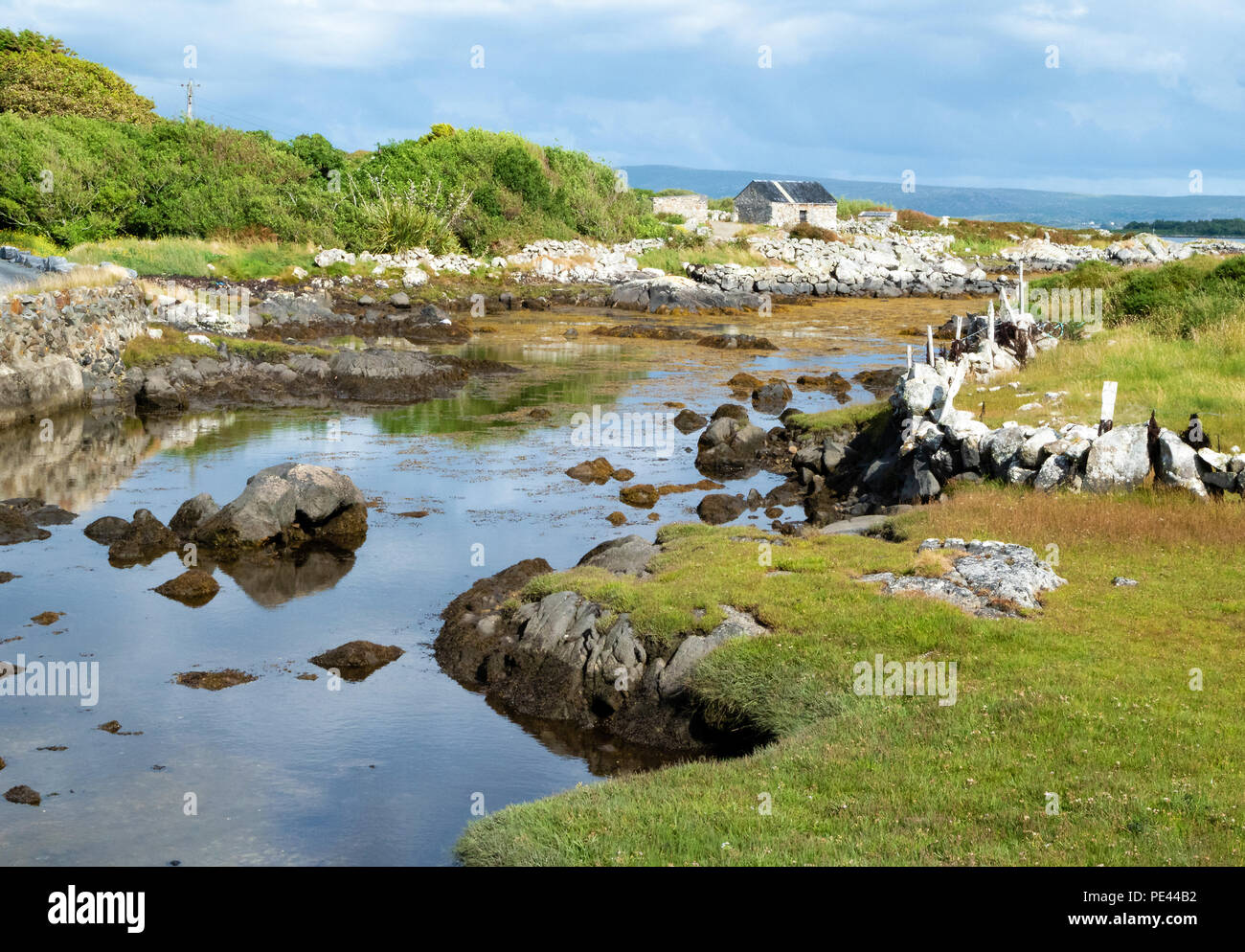 Marée calme creek sur l'île de Inis ni près de Roundstone dans le Connemara en Irlande Banque D'Images