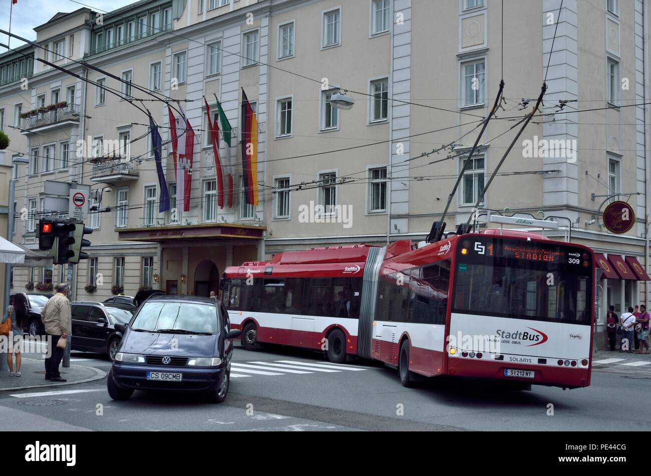 Le réseau de trolleybus de Salzbourg fait partie du réseau de transports publics desservant la capitale fédérale de Salzbourg en Autriche, en Europe Banque D'Images