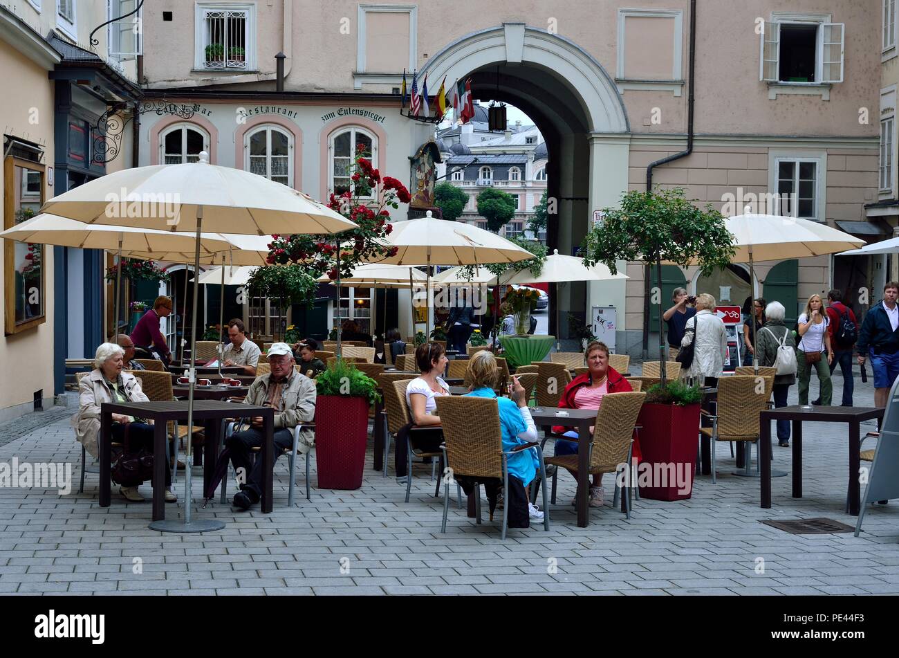 Vue sur un café dans un après-midi paresseux dans la célèbre Getreidegasse, à côté du lieu de naissance de Mozart dans la Altstadt (vieille ville) de Salzbourg, Autriche Banque D'Images