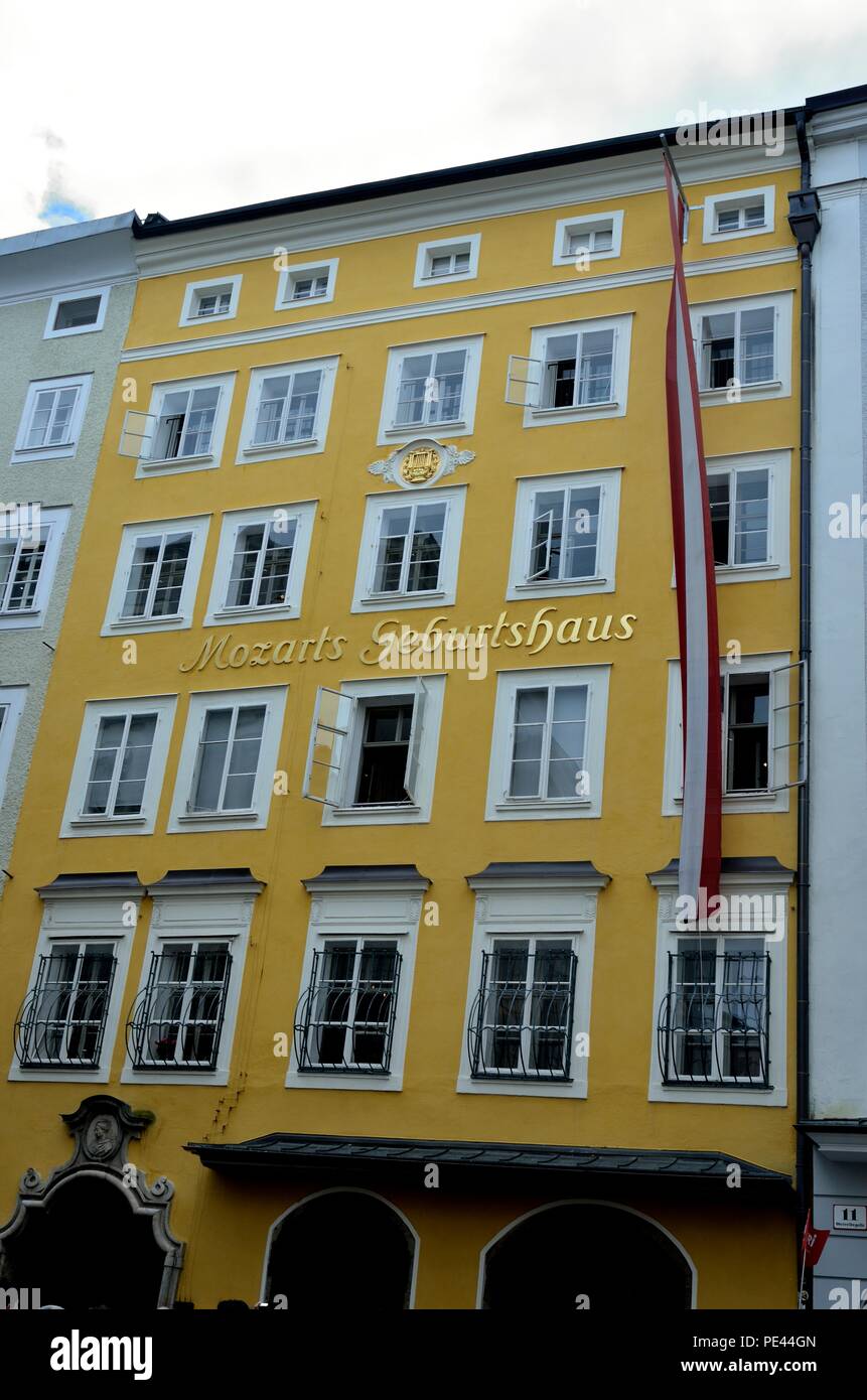Getreidegasse, 9 où le grand musicien Mozart est né en 1756. Salzbourg, Autriche Banque D'Images