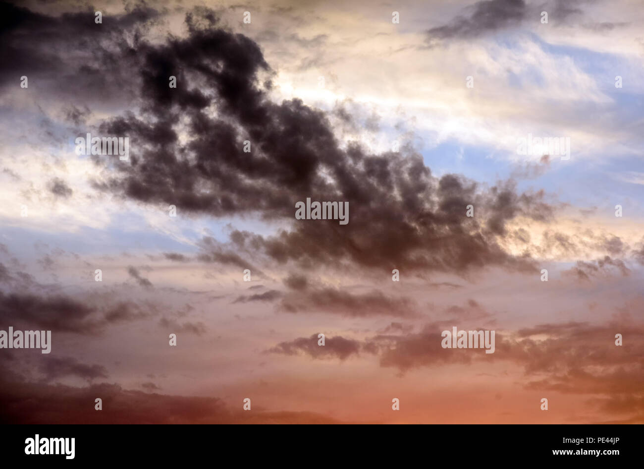 Nuages de tempête dramatiques avec abeautiful couleurs étonnantes et un coucher de soleil avec pas dans ce paysage cloudscape Banque D'Images