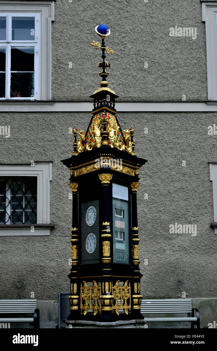 Station météorologique ornementale du XIXe siècle, située à l'extérieur de la cathédrale, Salzbourg, Autriche, Europe Banque D'Images