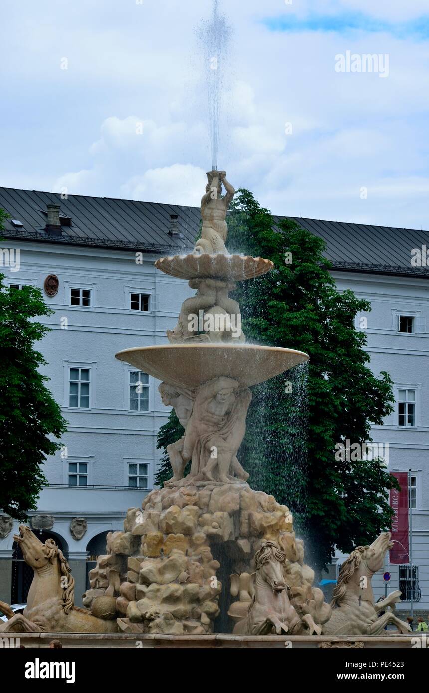 Belle fontaine de la Residenzbrunnen, place de la Residenzplatz, Salzbourg, Autriche, Europe Banque D'Images