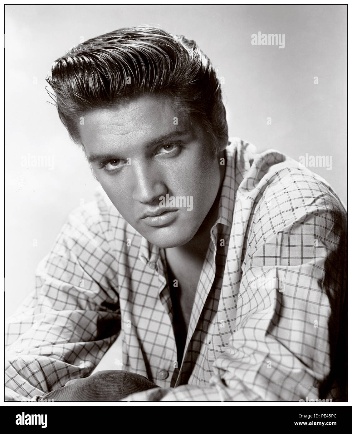 ELVIS PRESLEY '50's Vintage 1950's Hollywood studio portrait de presse, tête et épaules b&w, d'une jeune pop star couveuse Heartthrob Elvis Presley 'The King' Banque D'Images