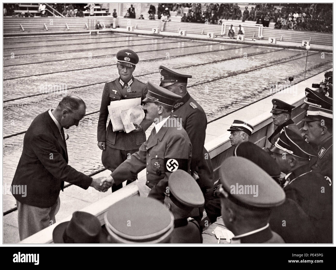 1936 JEUX OLYMPIQUES nazi Adolf Hitler, serre la main avec une piscine olympique fonctionnaire au cours de l'Allemagne nazie 1936 JO à Berlin : Banque D'Images
