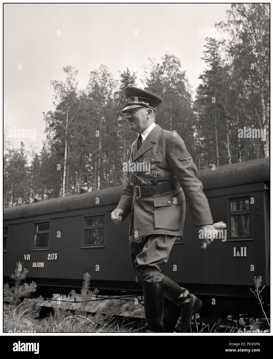 MANNERHEIM / HITLER Adolf Hitler a décidé de visiter la Finlande le 4 juin 1942, officiellement pour féliciter de son 75e anniversaire de Mannerheim. Mannerheim, mais n'a pas voulu le rencontrer dans son quartier général de Mikkeli ou à Helsinki, comme il aurait semblé comme une visite d'État officielle. La rencontre a eu lieu près de Imatra, dans le sud-est de la Finlande, et a été organisée dans le secret de l'Aérodrome Immola, Hitler, accompagné par le Président Ryti, a été conduit à l'endroit où nous attendait à Mannerheim une voie de garage. La réunion n'était pas concluant... Banque D'Images