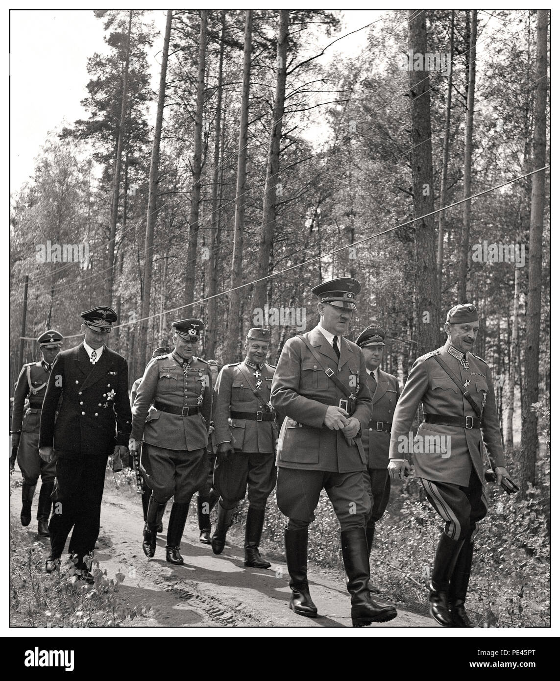 MANNERHEIM / HITLER Adolf Hitler a décidé de visiter la Finlande le 4 juin 1942, officiellement pour féliciter de son 75e anniversaire de Mannerheim. Mannerheim, mais n'a pas voulu le rencontrer dans son quartier général de Mikkeli ou à Helsinki, comme il aurait semblé comme une visite d'État officielle. La rencontre a eu lieu près de Imatra, dans le sud-est de la Finlande, et a été organisée dans le secret de l'Aérodrome Immola, Hitler, accompagné par le Président Ryti, a été conduit à l'endroit où nous attendait à Mannerheim une voie de garage. La réunion n'était pas concluant... Banque D'Images