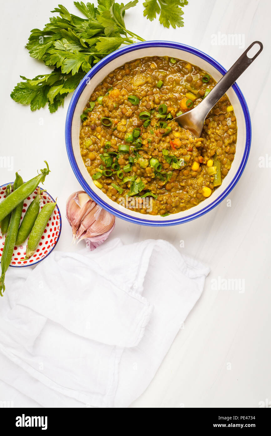 Curry de lentilles, la cuisine indienne, dal tarka, fond blanc, copie de l'espace. La nourriture végétalienne. Concept de l'alimentation propre. Banque D'Images