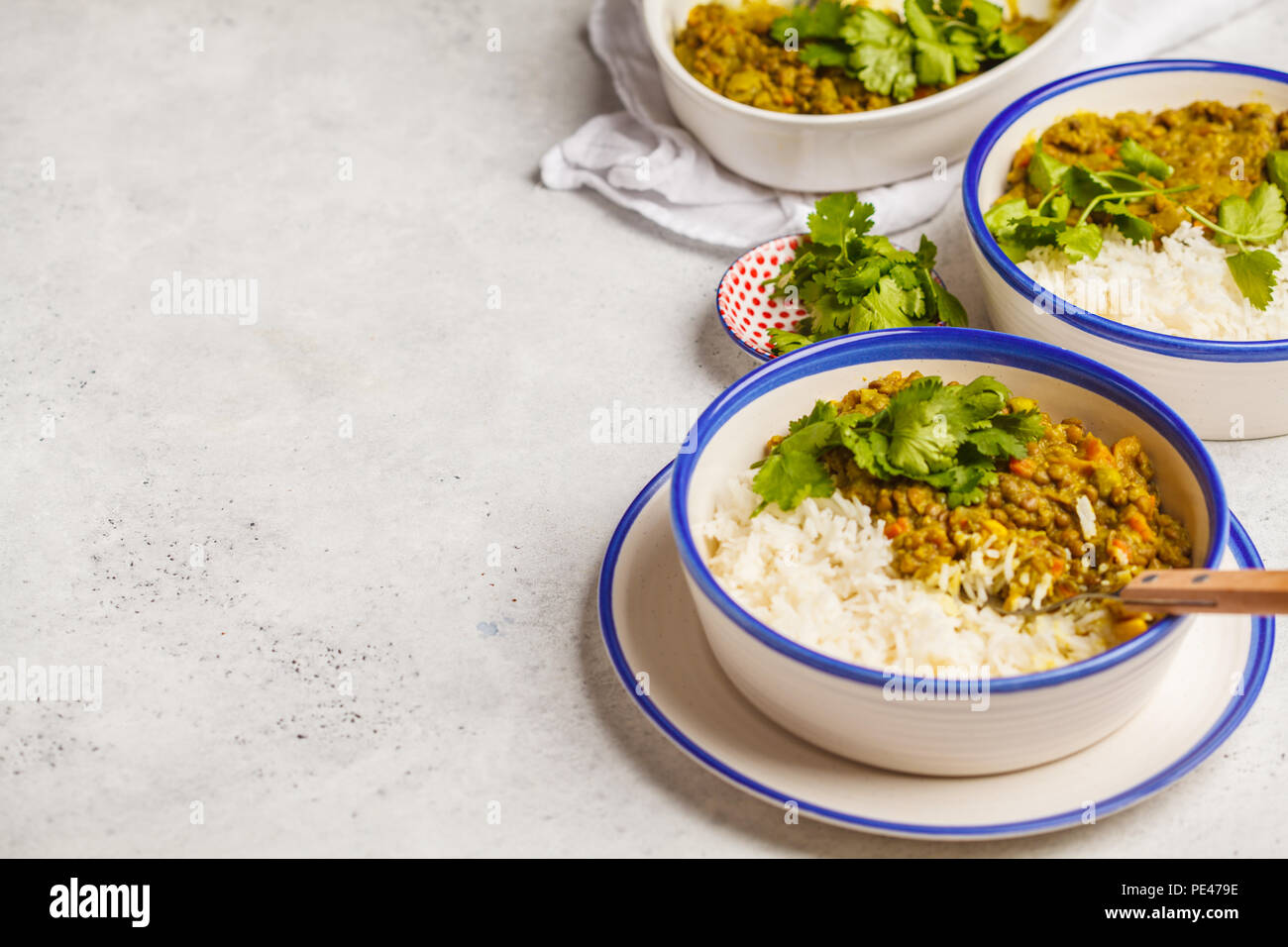 Curry de lentilles avec du riz, la cuisine indienne, dal tarka, fond blanc. La nourriture végétalienne. Concept de l'alimentation propre. Banque D'Images