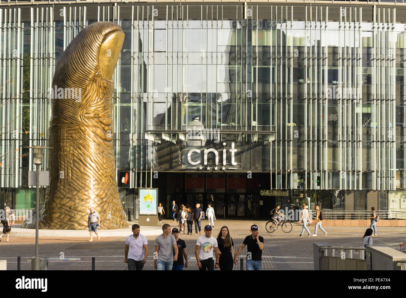 Le centre commercial dans la Defanse CNIT de Paris sculpture avec le pouce (le pouce, 1965) par César Baldaccini. Banque D'Images