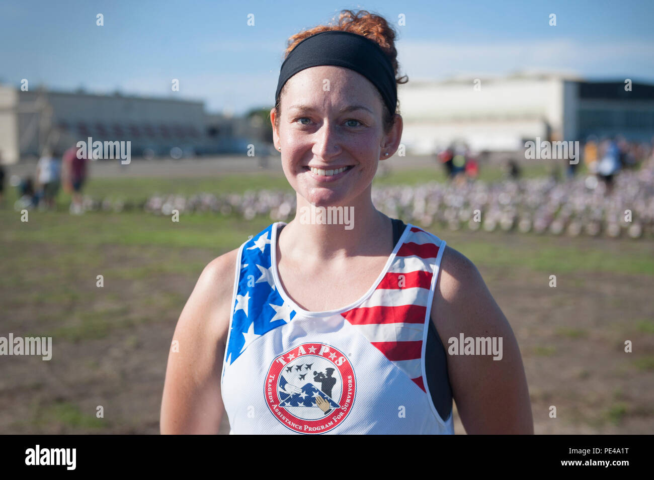 Katie Garling, héros et Souvenir courir, marcher ou rouler participant, participe à la maison de pêcheur Hero et Souvenir courir, marcher ou rouler événement tenu à l'île de Ford de rendre hommage aux membres du service le 5 septembre 2015, at Joint Base Harbor-Hickam Pearl, Washington. "Mon mari était un service actif ; il est décédé l'été dernier, le 11 juillet 2014," a déclaré Pascal Massonnat. 'Il était major dans l'armée et un ingénieur. Il était un grand coureur et, depuis qu'il est adopté, j'ai fait beaucoup plus de la course et j'ai rejoint le groupe de survivants des services d'ici, et il y avait un groupe d'entre nous qui a couru aujourd'hui. Il a certainement eu une année difficile, Banque D'Images