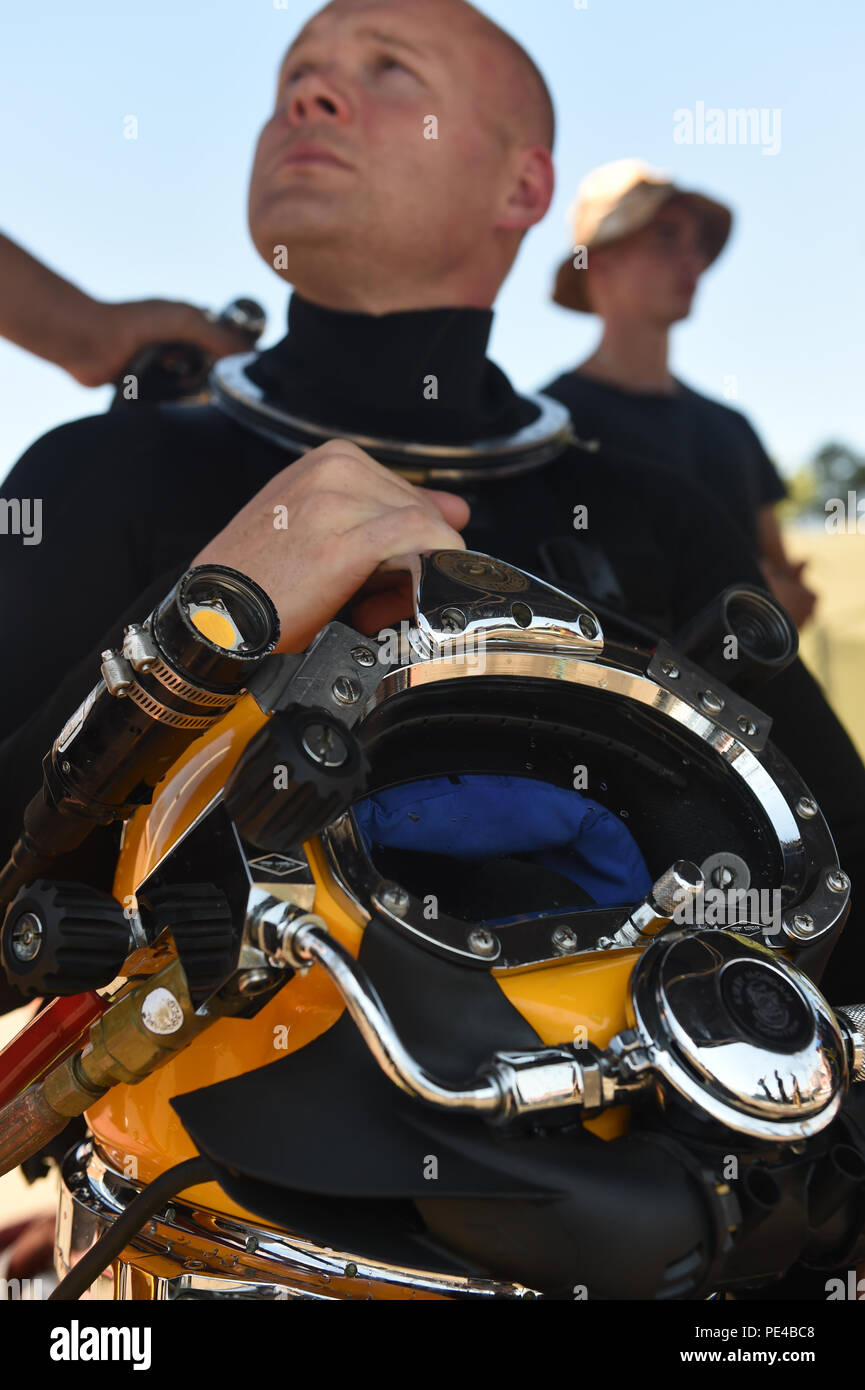 150902-N-FQ994-032 ODESSA, Ukraine (sept. 02, 2015) U.S. Navy Diver 3 Classe Jerad Horstman, de Huntsville, Ark., prépare à don un Kirby Morgan 37 casque de plongée au cours de la brise de mer plongée 2015 composant à la base navale de l'ouest du port de pratique 2 septembre. Brise de mer est un air, de la terre et de l'exercice maritime conçu pour améliorer la sécurité maritime, la sécurité et la stabilité dans la mer Noire. (U.S. Photo par marine Spécialiste de la communication de masse 3e classe Robert S. Price/libérés) Banque D'Images