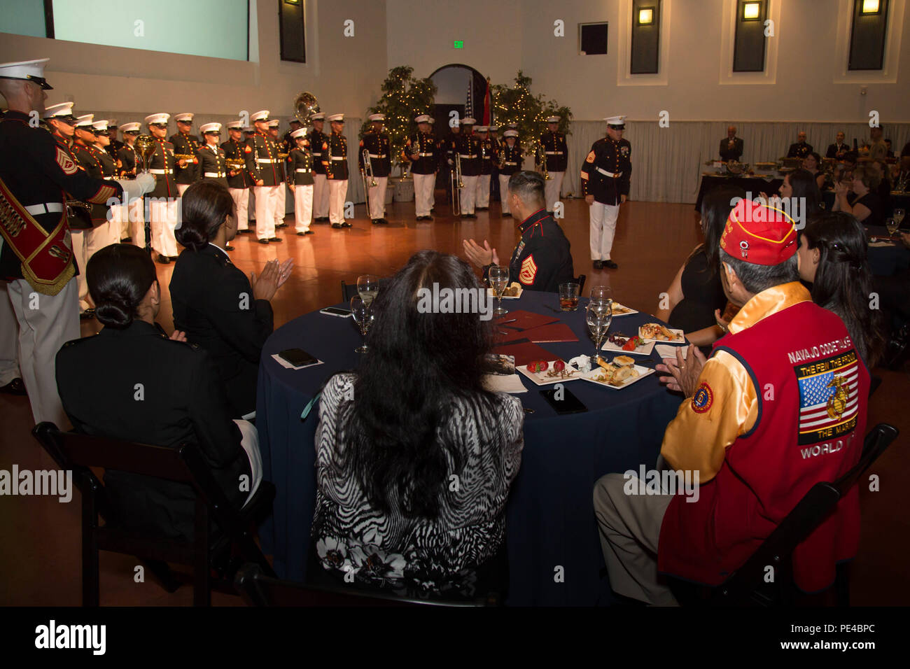 Les marines, les anciens combattants et leaders Phoenix applaudir un spectacle par les Marines du Marine Corps Band San Diego pendant une semaine Marine Phoenix réception dîner à l'entendu Museum of American Indian Art et d'histoire de Phoenix, le 8 septembre 2015. La soirée se passe en surbrillance tout au long de la semaine du 10 au 13 septembre Phoenix Marine, et commémoré le Code Talkers Navajo remarquable histoire. Peter MacDonald Sr., président de l'Association Howe Caverns et la Fondation Howe Caverns, était l'invité de marque de la soirée et est un des seuls 19 Howe Caverns encore en vie aujourd'hui. "C'était Banque D'Images