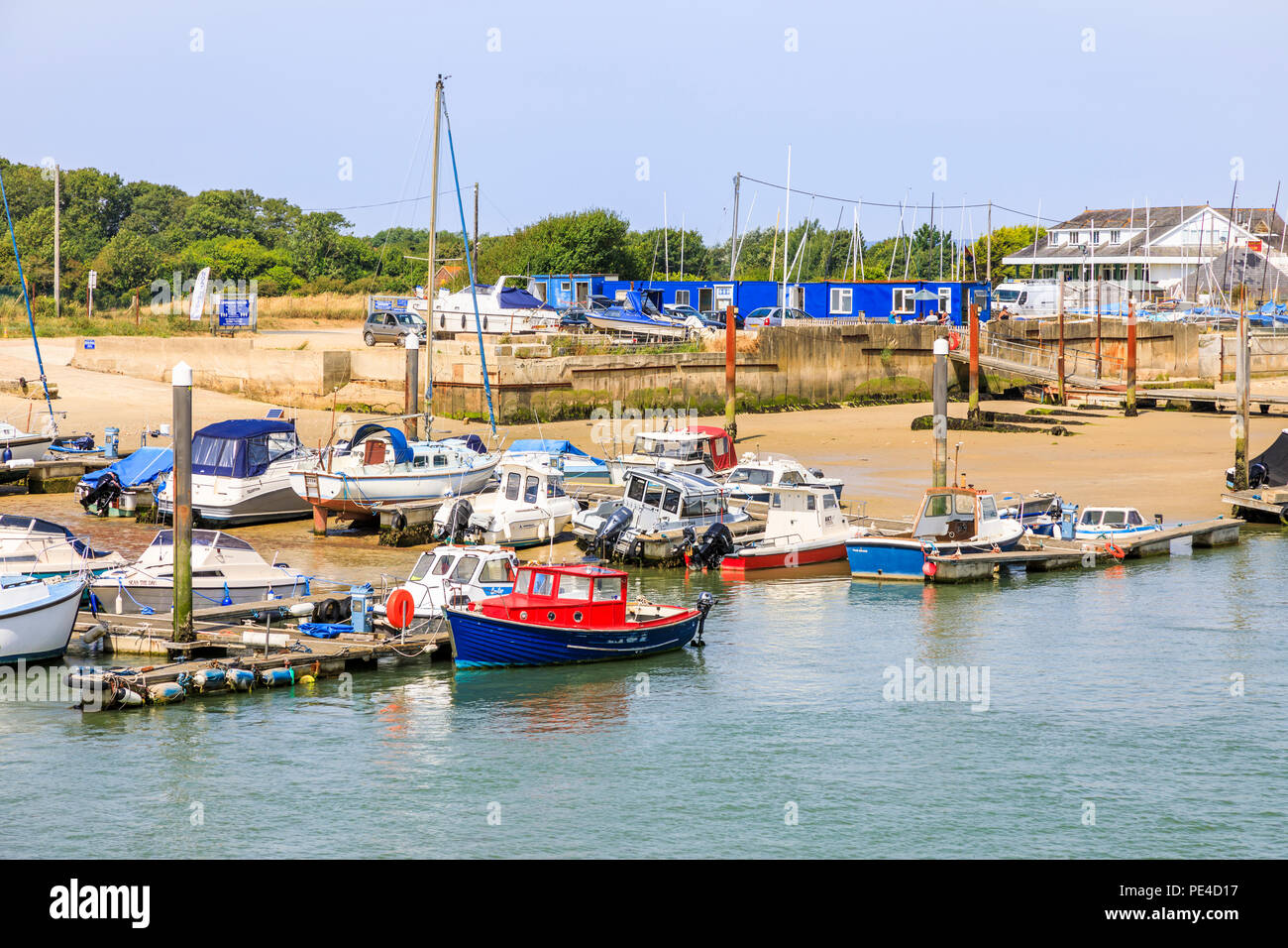 Bateaux amarrés le long de l'estuaire de la rivière Arun à Littlehampton, une petite station balnéaire sur la côte sud dans la région de West Sussex, UK en été Banque D'Images