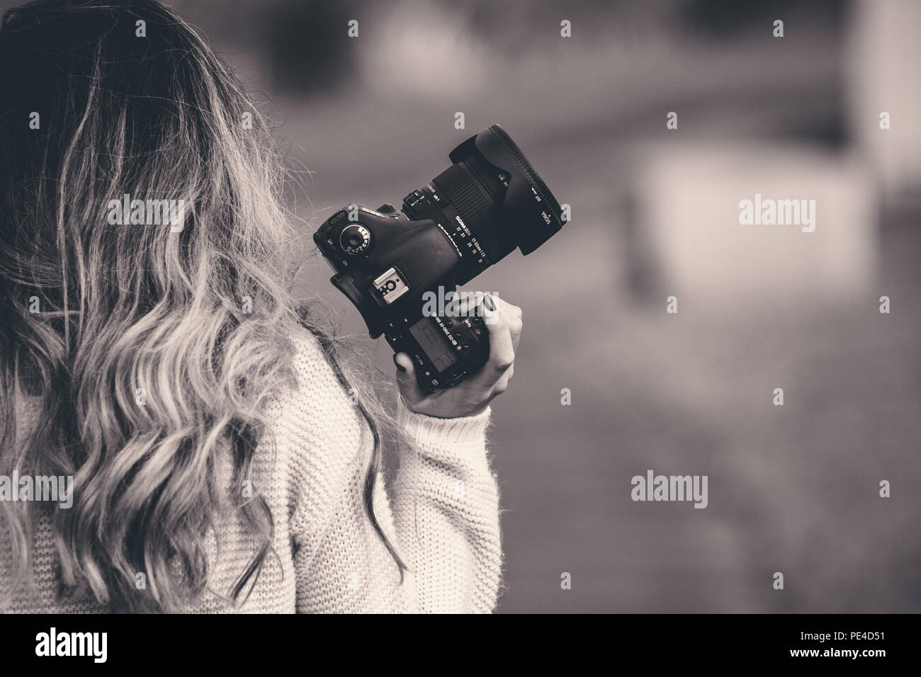 Femme photographe Holding Camera Banque D'Images