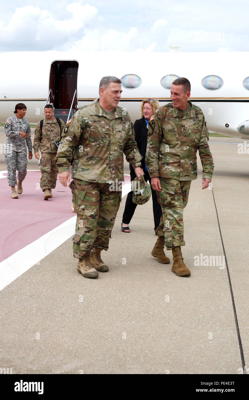 Le Général Mark Milley, le 39e chef d'état-major de l'armée, marche avec le Major-général Gary J. Volesky, le général commandant de la 101st Airborne Division (Air Assault) et Fort Campbell, après son arrivée à Fort Campbell, le 11 septembre 2015, pour un bref déjeuner avec les cadres supérieurs. Milley a porté sur sa priorité numéro un - état de préparation de la force. (U.S. Photo de l'armée par le Sgt. 1re classe Nathan Hoskins, 101st Airborne Division (Air Assault) Affaires publiques) Banque D'Images