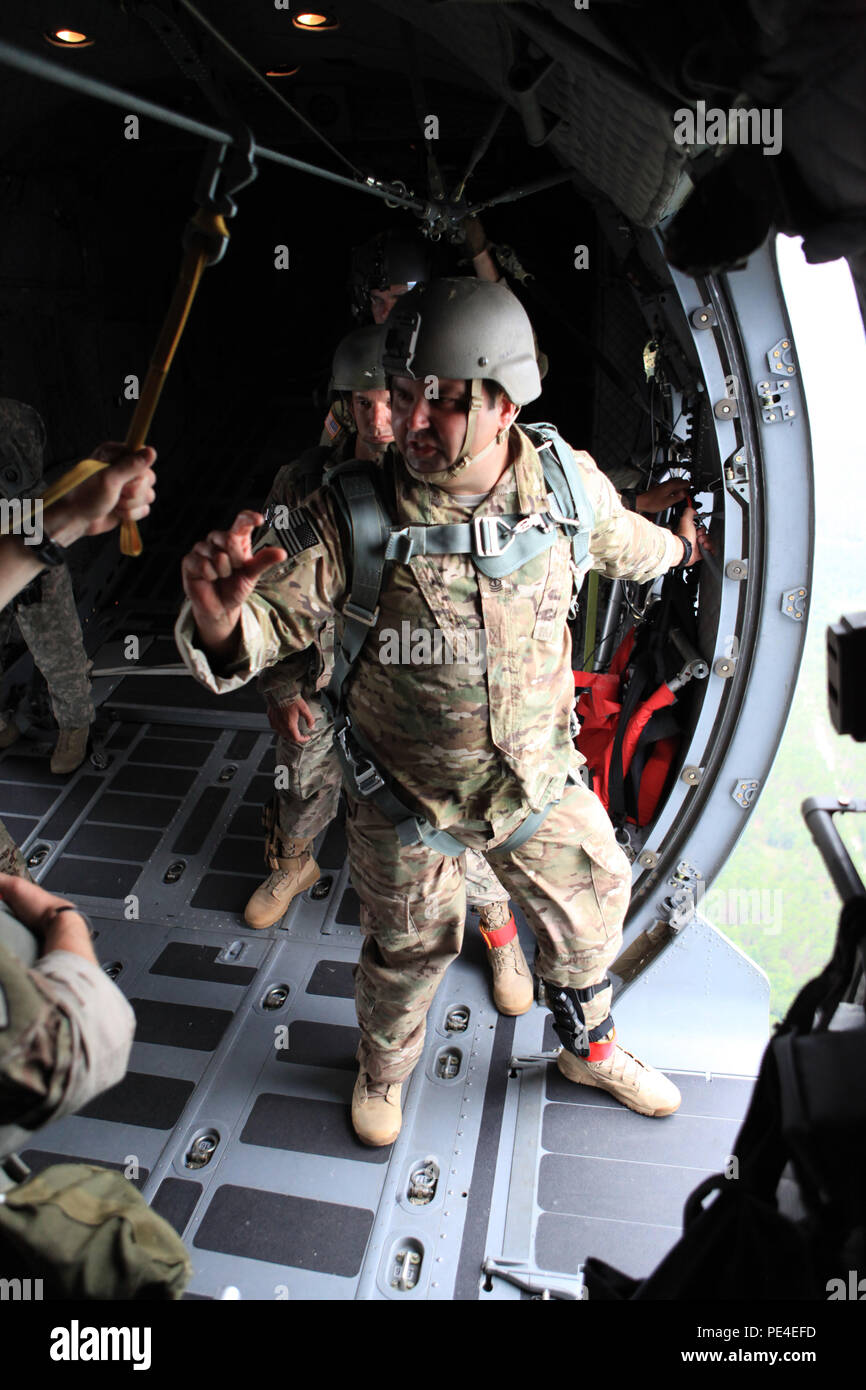 La 1ère Armée américaine Sgt. Wes Drake, Jumpmaster avec la société B 112e Bataillon du signal, 528e Brigade de soutien des opérations spéciales (Airborne) (528e SBSO (A)), rend le 30-deuxième avertissement dans la porte d'une troupe armée américaine C-27 'Spartan' aéronef pendant les opérations aéroportées, over Camp MacKall, N.C., le 11 septembre 2015. Le 528e SBSO (A) effectue les opérations aéroportées avec une mission de suivi afin de maintenir la compétence critique dans les opérations aéroportées et la mission de tâches essentielles. (Photo par le Sgt. 1re classe Sean A. Foley/libérés) Banque D'Images