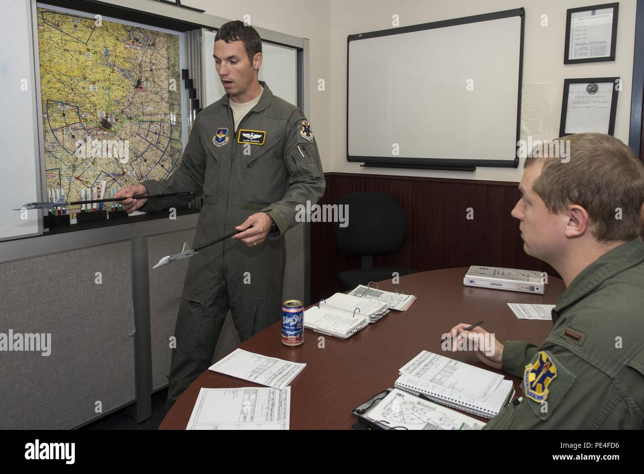 Le major Jason Bianchi, 12e Groupe d'opérations de la direction, donne slt Duston Obrien, 435ème escadron de formation pilote de mise à niveau, un exposé avant vol 3 septembre 2015, at Joint Base San Antonio-Randolph. Le 435e Escadron d'entraînement à l'appui à l'introduction des principes de combat la formation des étudiants dans presque 50 T-38C Talon les avions et les trains FIF instructeurs pour l'éducation et de la formation de l'Air Command en général. La 435ème trains FTS environ 150 étudiants chaque année de l'United States, Iraq, Japon, Pologne, Arabie saoudite, et à Singapour. Banque D'Images