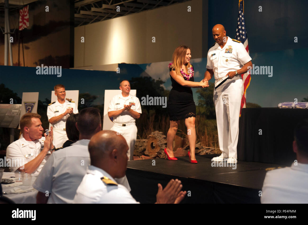 150911-N-WC566-059 PEARL HARBOR (sept. 11, 2015) vous félicite Jennifer ...