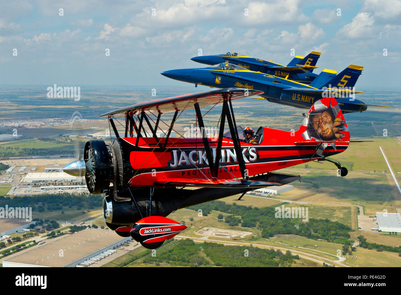 150910-N-WJ386-029 FORT WORTH, Texas (sept. 10, 2015) Premier solo le lieutenant Cmdr. Mark Tedrow solo opposé et le lieutenant Ryan Chamberlain, affecté à l'Escadron de démonstration en vol de l'US Navy, le Blue Angels voler aux côtés de John Klatt Spectacles aériens" et Jack Link's Sasquatch Screamin', un bimoteur-powered 1929 Wacoair Taperwing biplan, tout en pratiquant pour le Fort Worth Alliance Air Show. Les Anges bleus sont prévus pour effectuer des démonstrations 68 à 35 endroits à travers les États-Unis en 2015. (U.S. Photos de la marine par Mass Communication Specialist 2e classe Andrea Perez/libérés) Banque D'Images