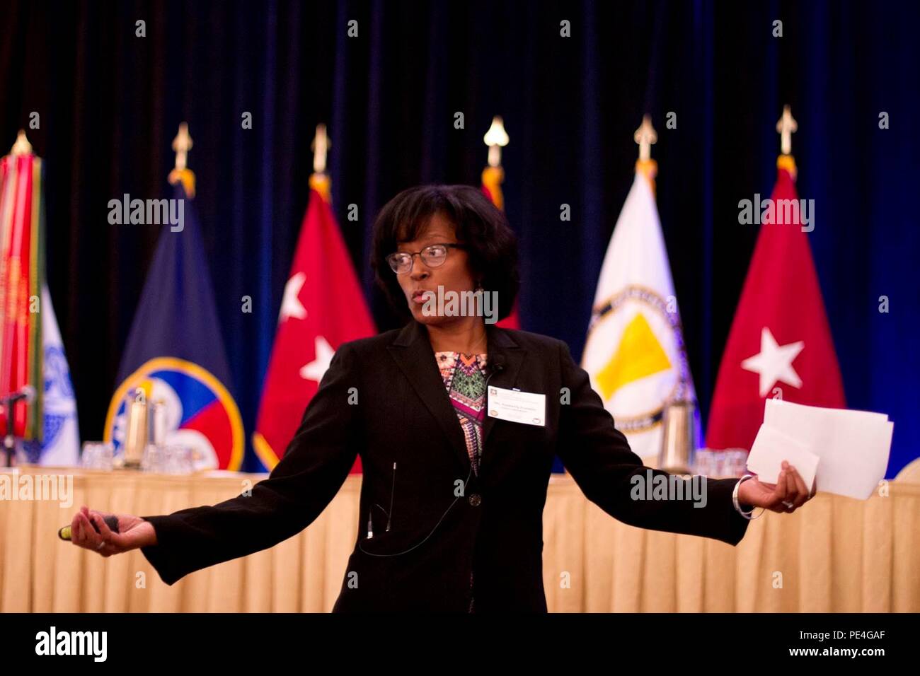 Kimberly Franklin, directeur adjoint, Programmes familiaux, la réserve de l'armée de réserve de l'Armée de terre informe les dirigeants de l'importance de la famille Les programmes au cours de l'armée américaine, commandant de la réserve de la Conférence d'Alexandrie, en Virginie, le 14 septembre 2015. Organisé chaque année, la réserve de l'Armée de terre leaders multiples informe sur l'état de la vigueur et fournit une feuille de route stratégique et opérationnelle pour son avenir. (U.S. Réserve de l'Armée Photo par le Sgt. Irby ida/libérés) Banque D'Images