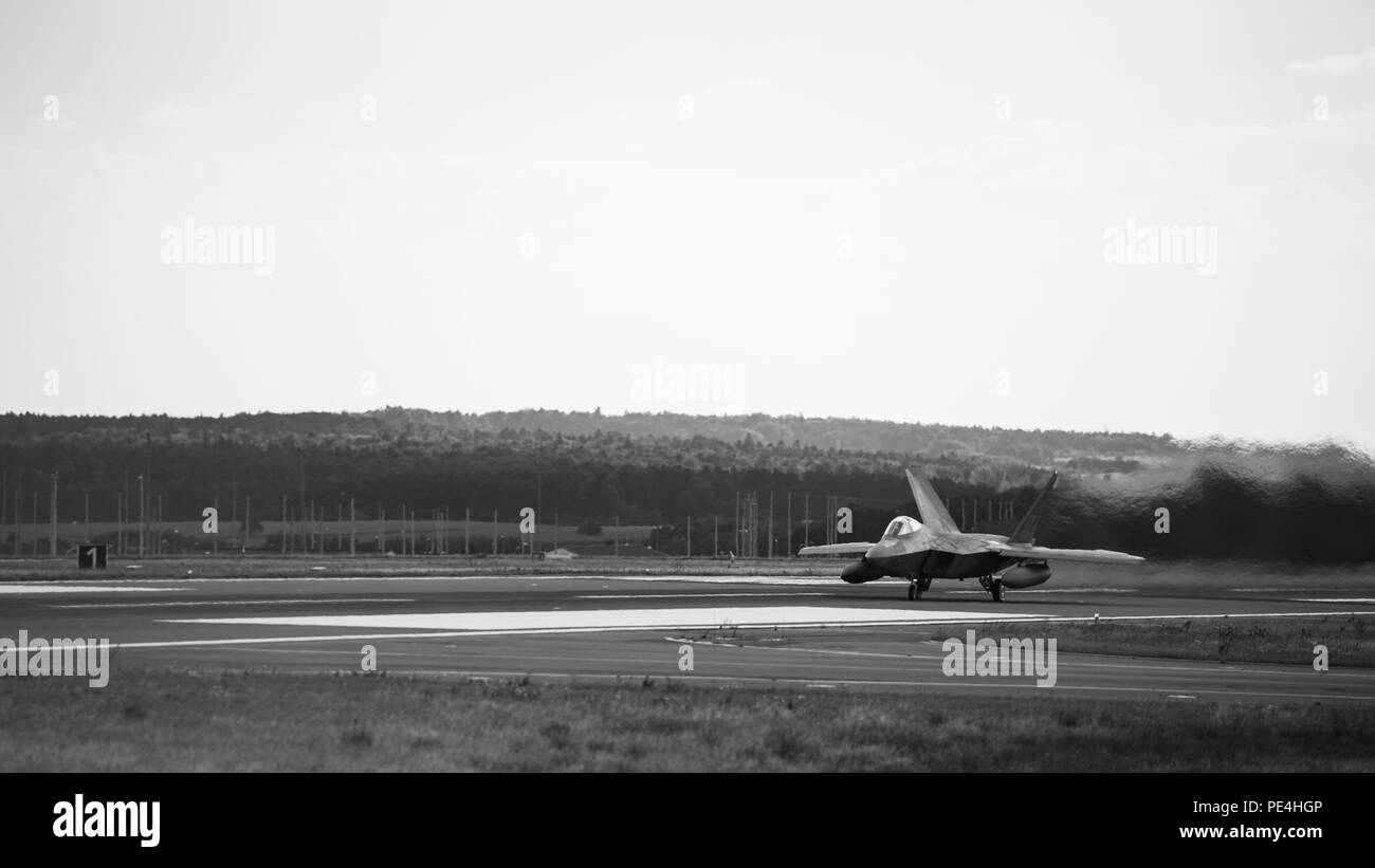 Un U.S. Air Force F-22 Raptor fighter pilot affecté au 95e Escadron de chasse à la base aérienne Tyndall, en Floride, préparez-vous au décollage sur la piste 11 septembre 2015, à la base aérienne de Spangdahlem, en Allemagne. Les F-22s menées avec d'autres formation d'air différents escadrons de chasse dans les Forces aériennes américaines en Europe à : F-15 Eagle et F-16 Fighting Falcon d'avions de chasse. Le F-22 Raptors également déployés pendant de courtes périodes pour non-U.S. Bases de l'OTAN. L'avant de la US AIR FORCE présence en Europe permet à l'entraînement avec les alliés et partenaires de développer et d'améliorer la sécurité régionale. (U.S. Air Force phot Banque D'Images