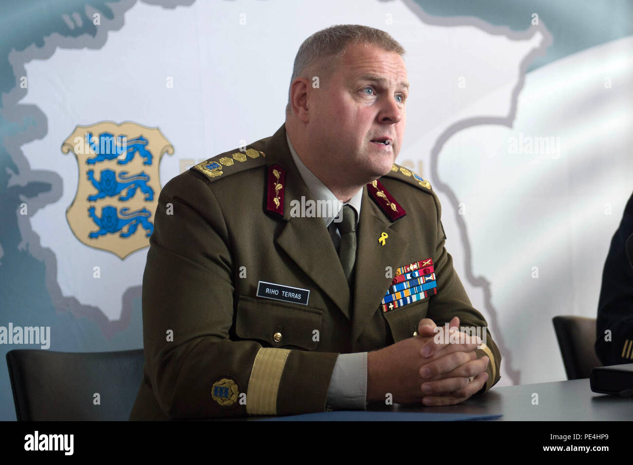 Le général Martin E. Dempsey, chef d'état-major interarmées, le général estonien et Terras Riho, commandant des Forces de défense estoniennes, tenir une conférence de presse à Tallinn, Estonie, 14 septembre 2015. (DoD photo par D. Myles Cullen/libérés) Banque D'Images