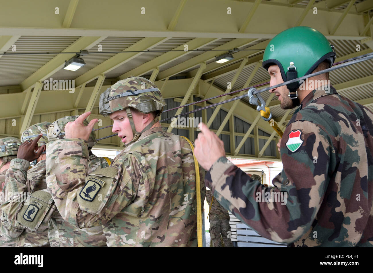 Les parachutistes de l'Armée américaine à partir de la 173e Brigade aéroportée et parachutistes hongrois de la 88e bataillon mixte de la lumière, 25e Brigade d'infanterie, les Forces de défense hongroise conduite à l'entraînement en continu pendant un exercice de déploiement d'urgence combinée à la base aérienne d'Aviano, en Italie, du 16 septembre. Banque D'Images