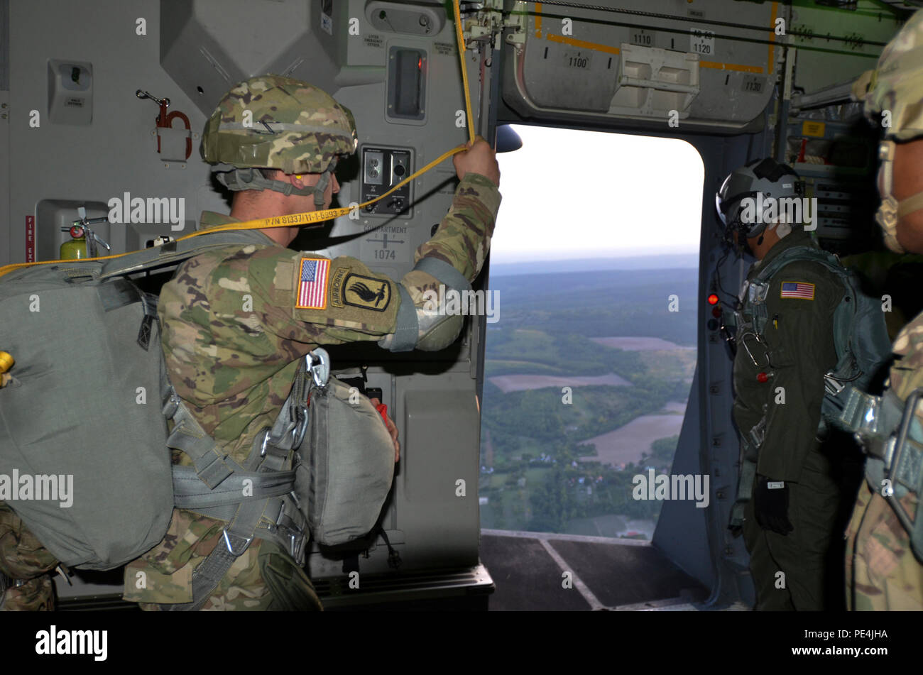 Le 16 septembre 2015, un sauteur de la 173rd Airborne Brigade et un maître de chargement de la 18th Airlift Wing coordonnèrent des points de référence lors d'une opération aéroportée combinée américano-hongroise près de Gyor, en Hongrie, dans le cadre de l'exercice Brave Warrior. L'opération comprenait le déploiement de personnel tactique, la gestion de la charge et des procédures précises d'insertion aéroportée pour assurer l'efficacité opérationnelle et l'interopérabilité multinationale. Banque D'Images