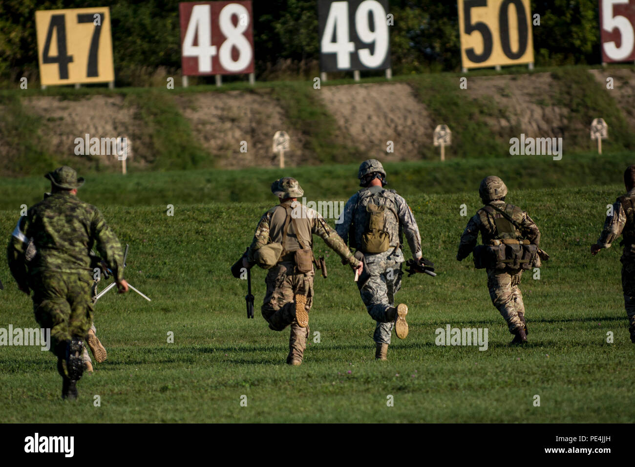 Réserve de l'armée américaine Combat International concurrents de l'équipe courir 100 mètres à l'autre mur de feu aux côtés des soldats britanniques et canadiens pendant une carabine Match International dans le cadre de l'année 2015, les armes légères des Forces armées canadiennes à la concentration de Connaught à l'extérieur d'Ottawa, Canada, le 15 septembre. Le concours de tir a rapporté plus de 250 concurrents total des britanniques, forces armées canadiennes et américaines en compétition dans plus de 50 matches impliquant carabine, pistolet et des événements à l'aide de mitrailleuses légères divers mouvements comme au combat et scénarios. (U.S. Army photo par le Sgt. Michel saure Banque D'Images