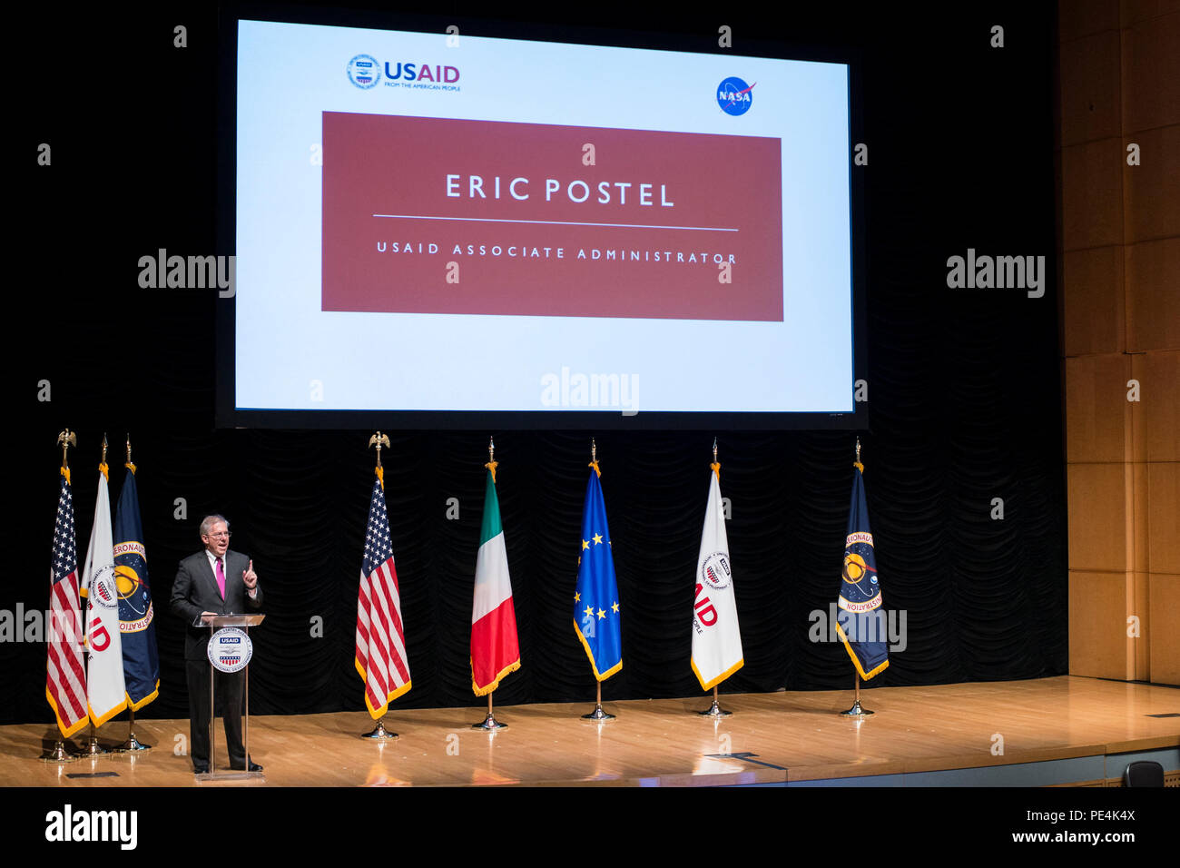 Eric Postel, administrateur adjoint de l'USAID, s'ouvre l'événement, la connexion à l'espace Village, avec l'administrateur de la NASA Charlie Bolden, et deux astronautes de la NASA, U.S. Air Force Colonel Terry Virts et armée de l'air italienne Le Capitaine Samantha Cristoforetti au Ronald Reagan Building à Washington, le 17 septembre. L'événement portait sur la façon dont les données de la NASA, contribue à faire progresser les objectifs de développement de l'USAID. (Photo par Mark Burrell/USAID) Banque D'Images