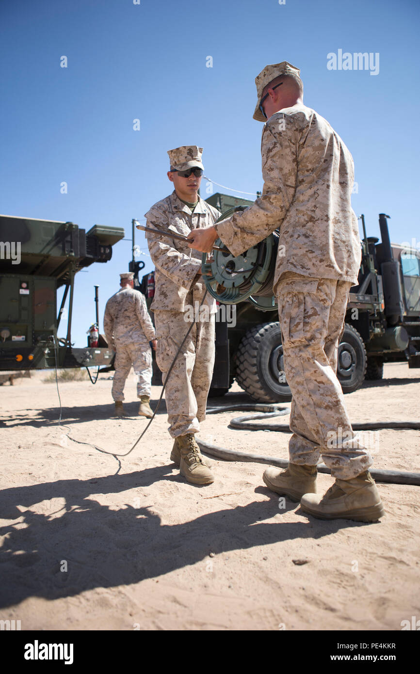 Le Corps des Marines des États-Unis. Lamonica Daryle, (à gauche) et Stenger LCpl, Evan, opérateurs radar, le fil de masse de la bobine pendant le déplacement de l'équipe sol/air Radar Oriental (G/ATOR) le 16 septembre 2015, au Complexe de défense aérienne Cannon (P111), Yuma, Arizona, cet exercice est en dehors des armes et tactiques Cours Instructeur (WTI) 1-16, une formation de sept semaines, l'événement organisé par Marine Aviation armes et tactiques d'un escadron (MAWTS-1), qui met l'intégration opérationnelle des six fonctions de l'aviation du Corps des Marines à l'appui d'une masse d'Air Maritime Task Force. MAWTS-1 fournit les Banque D'Images