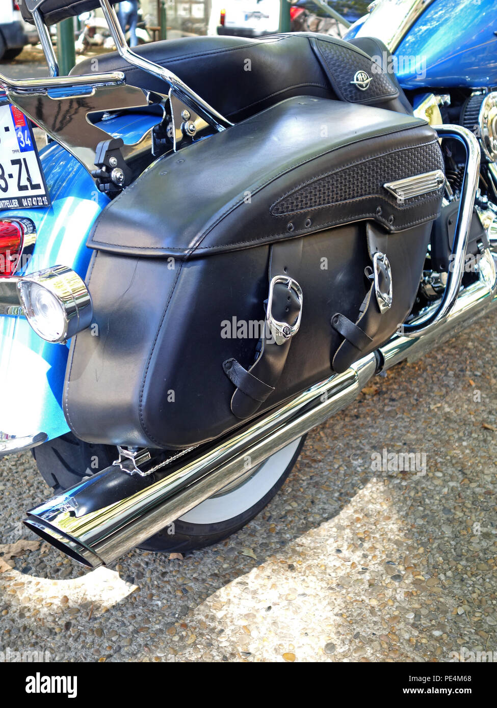 Libre vue arrière de sacoches en cuir bleu sur une moto Harley-Davidson  FLHRC Road King prises à partir d'un angle élevé Photo Stock - Alamy