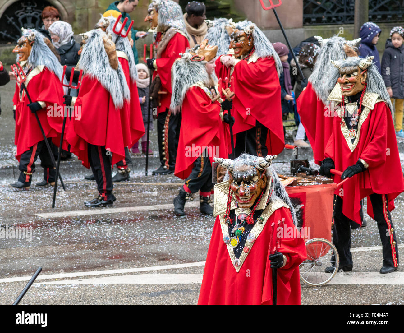 Femme Dans Le Costume De Carnaval. Forme De Diable Photo stock - Image du  modèle, effectuer: 21484028