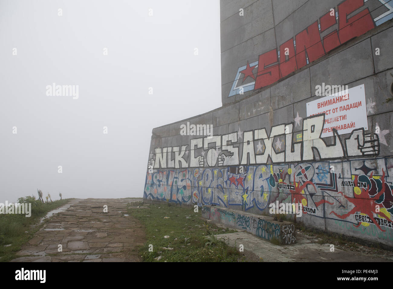 Monument communiste Buzludzha abandonnés dans la brume, Bulgarie Banque D'Images