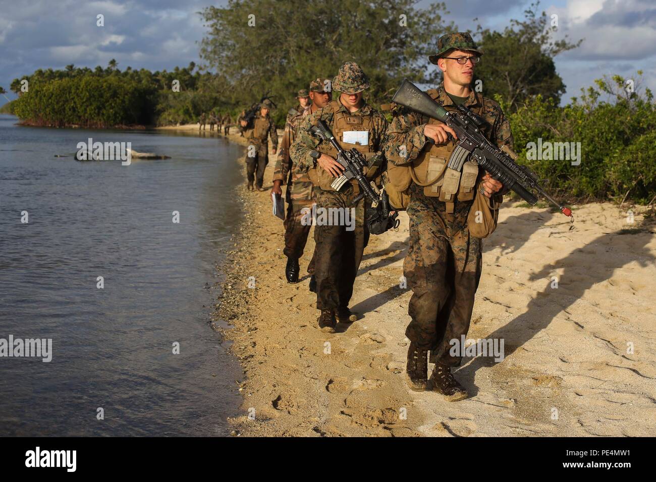 Les Marines américains de la société B, 1er Bataillon, 4e Régiment de Marines, la Force de rotation maritime - Darwin, mener des opérations de patrouille et de s'engager dans des attaques au niveau du peloton avec des troupes de Sa Majesté des Forces armées de Tonga, la New Zealand Defence Force, l'armée française de Nouvelle-Calédonie et la Garde royale tongane durant leur point culminant dans l'exercice d'Tafakula 15 septembre 9-11 sur l'île de Tongatapu (Tonga). Chaque force militaire divisée en sections intégrées pour l'événement que composé de 72 heures de patrouille, la navigation terrestre et d'attaquer les positions ennemies simulées. Le déploiement de rotation Banque D'Images