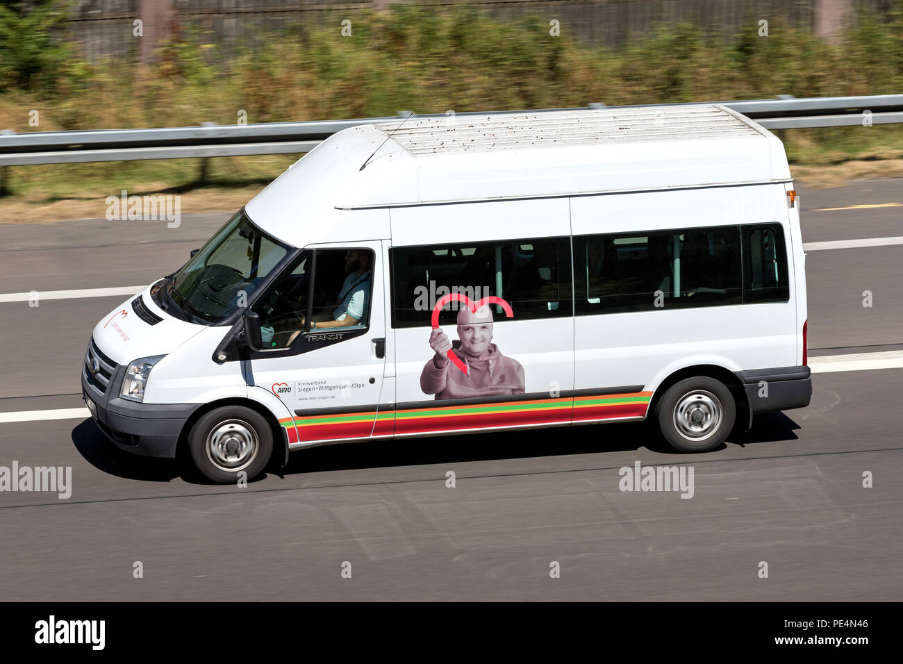 L'AWO minibus sur l'autoroute. L'AWO est l'une des six associations de la libre du bien-être social en Allemagne. Banque D'Images