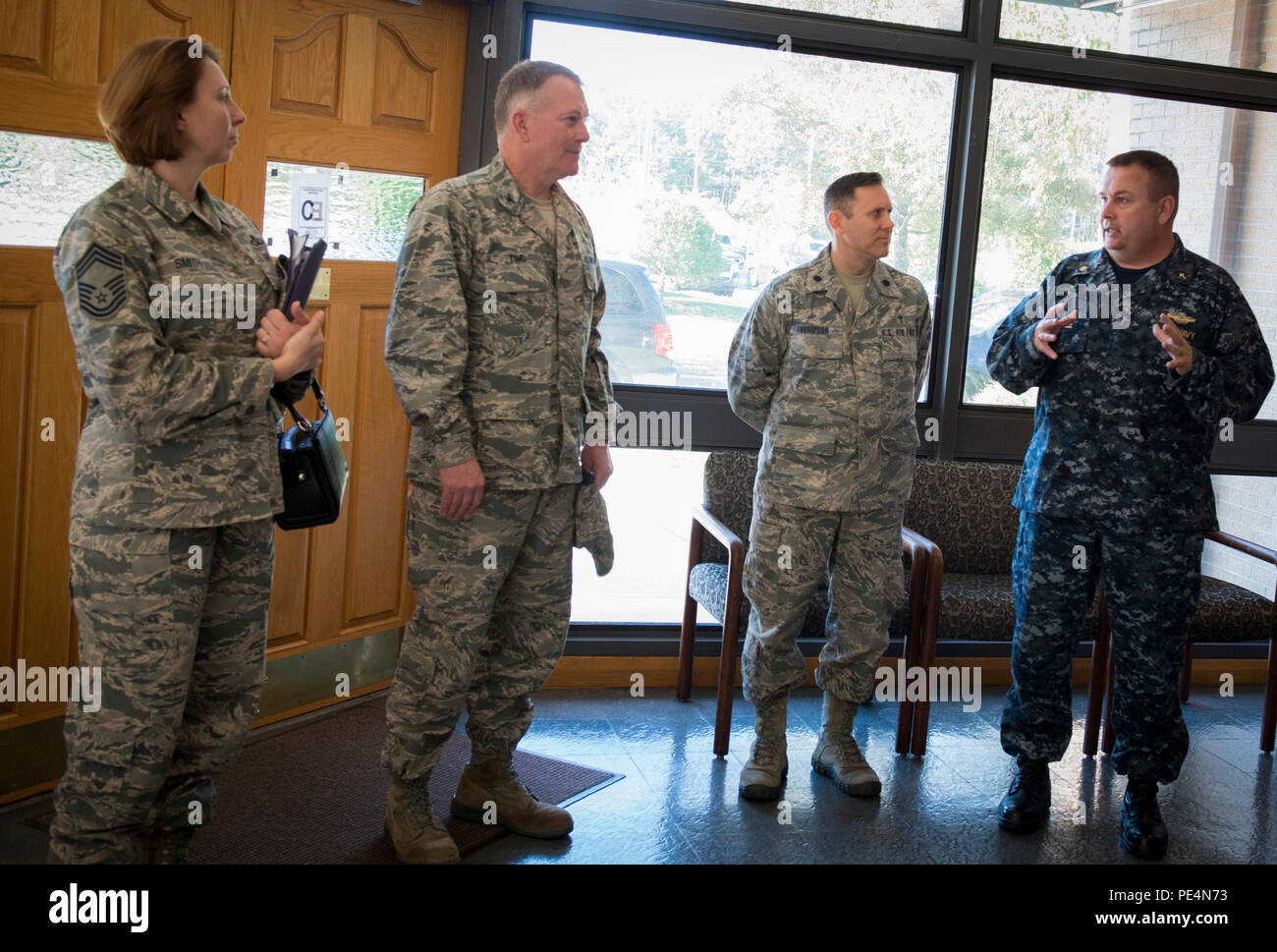 (De gauche à droite) Le sergent-chef en chef Tiffany Smith, de l'Air Mobility Command assistant aumônier commande gestionnaire fonctionnel, l'aumônier (Col.) James Tims, aumônier de l'AMC et l'aumônier (Lt. Le colonel) Daniel Thompson, joint base aumônier supérieur parler avec Aumônier (CAPC) Russell Hale, aumônier Naval Weapons Station le 15 septembre 2015 à la chapelle de Tous les Saints sur Joint Base Charleston - armes, L.C. (Tims et Smith ont été visiter JB Charleston pour répondre avec la base aérienne et les aumôniers et le personnel du poste de tir pour voir la mission de première main. (U.S. Air Force photo/Navigant de première classe Clayton Cupit) Banque D'Images