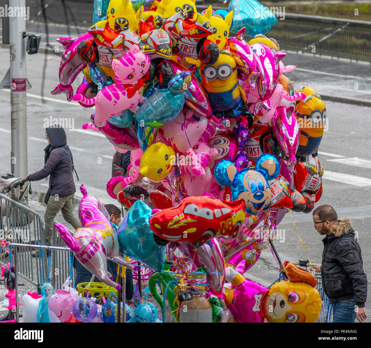 Ballons marchand de rue Banque de photographies et d'images à haute  résolution - Alamy