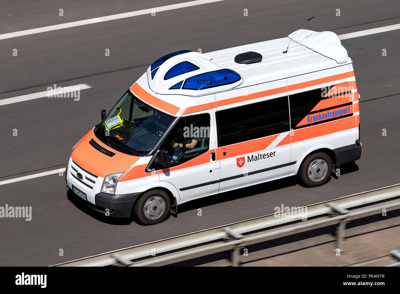 Le transport du patient en ambulance du Malteser sur autoroute. Le Malteser Hilfsdienst e. V. en Allemagne est une organisation de secours catholique. Banque D'Images