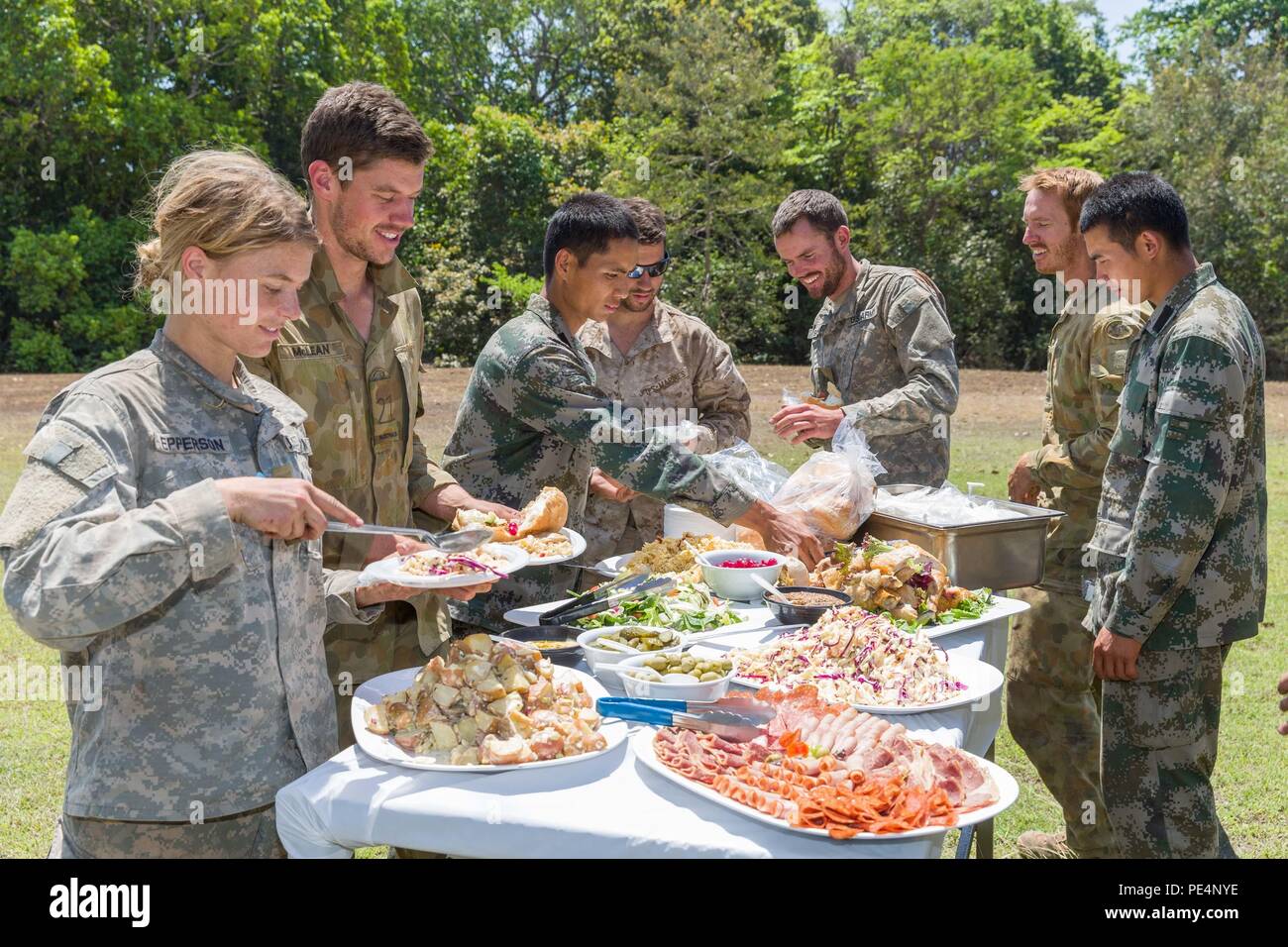 Après l'exercice Kowari 2015 dans la région de Daly River, dans le territoire du Nord, des soldats et des Marines australiens, chinois et américains ont célébré la fin de l'entraînement avec un déjeuner-buffet. L'événement a favorisé la camaraderie, le moral, les échanges culturels, le travail d'équipe et la coopération militaire internationale après des exercices de survie et de purification de l'eau dans un environnement de terrain éloigné. Banque D'Images