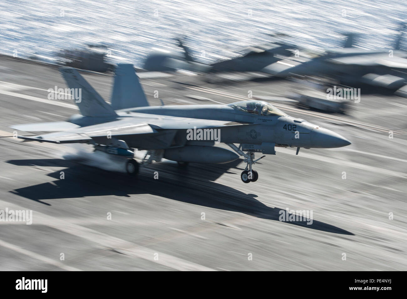 Un F/A-18E Super Hornet affecté au Strike Fighter Squadron 25, « Fist of the Fleet », atterrit sur le pont d'envol du porte-avions USS Harry S. Truman (CVN 75) dans l'océan Atlantique. L'avion bimoteur, supersonique, tous temps, capable de transporter des porteurs est propulsé par deux turbosoufflantes F414-GE-400 de General Electric. Le Carrier Strike Group mène un exercice composite d'unité de formation (COMPTUEX) pour préparer les déploiements futurs. Les opérations se concentrent sur la récupération sécuritaire, la coordination du pont et le maintien de l'état de préparation au vol. Banque D'Images