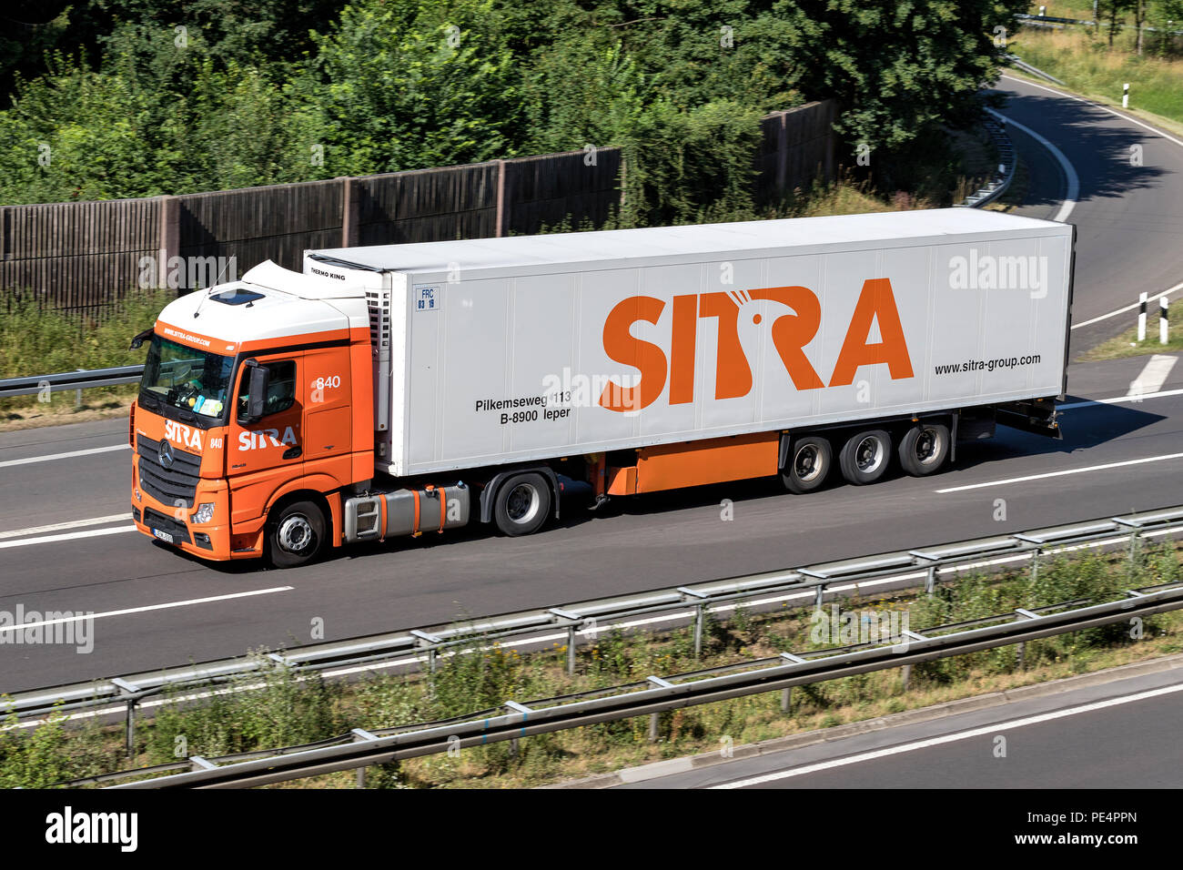 Camion Sitra sur autoroute. Sitra Group est une entreprise de transport belge à la spécialisation dans le transport de produits alimentaires. Banque D'Images