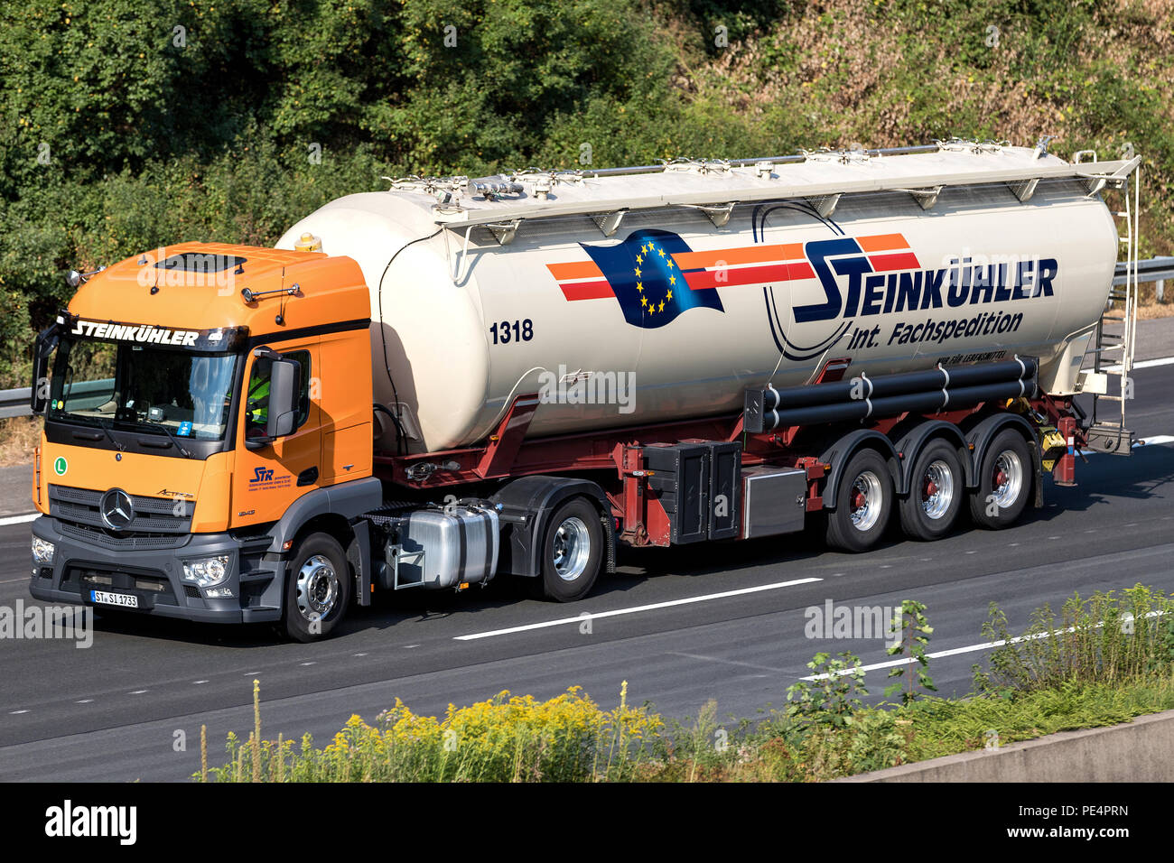 Steinkühler chariot sur autoroute. Steinkühler est une société de logistique avec plus de 400 employés et environ 700 unités. Banque D'Images