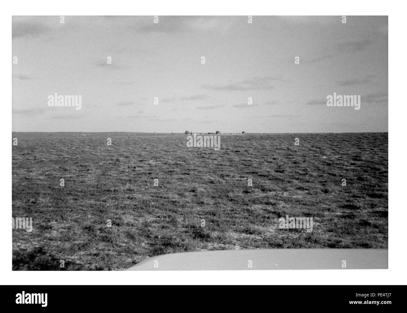 Cette photographie montre un autre exemple d'un bassin de collecte d'eau et de recharge de l'aquifère construit dans le cadre du projet central de développement des parcours (CRDP) en Somalie. Des clôtures sont utilisées pour limiter l'accès et protéger l'eau recueillie. L'étang a été construit avec l'aide d'un bouteur fourni par l'USAID et vise à capturer l'eau de pluie pour l'agriculture et l'élevage, aidant à atténuer la pénurie d'eau dans les parcours du centre de la Somalie et fournissant une source d'eau fiable pour les communautés locales. Banque D'Images