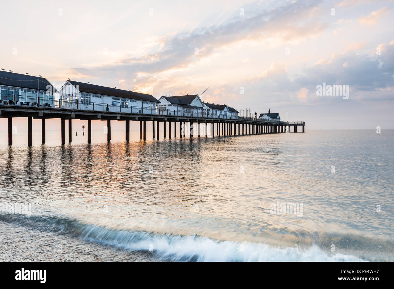 Lever du soleil sur le quai, à Southwold, Suffolk Banque D'Images