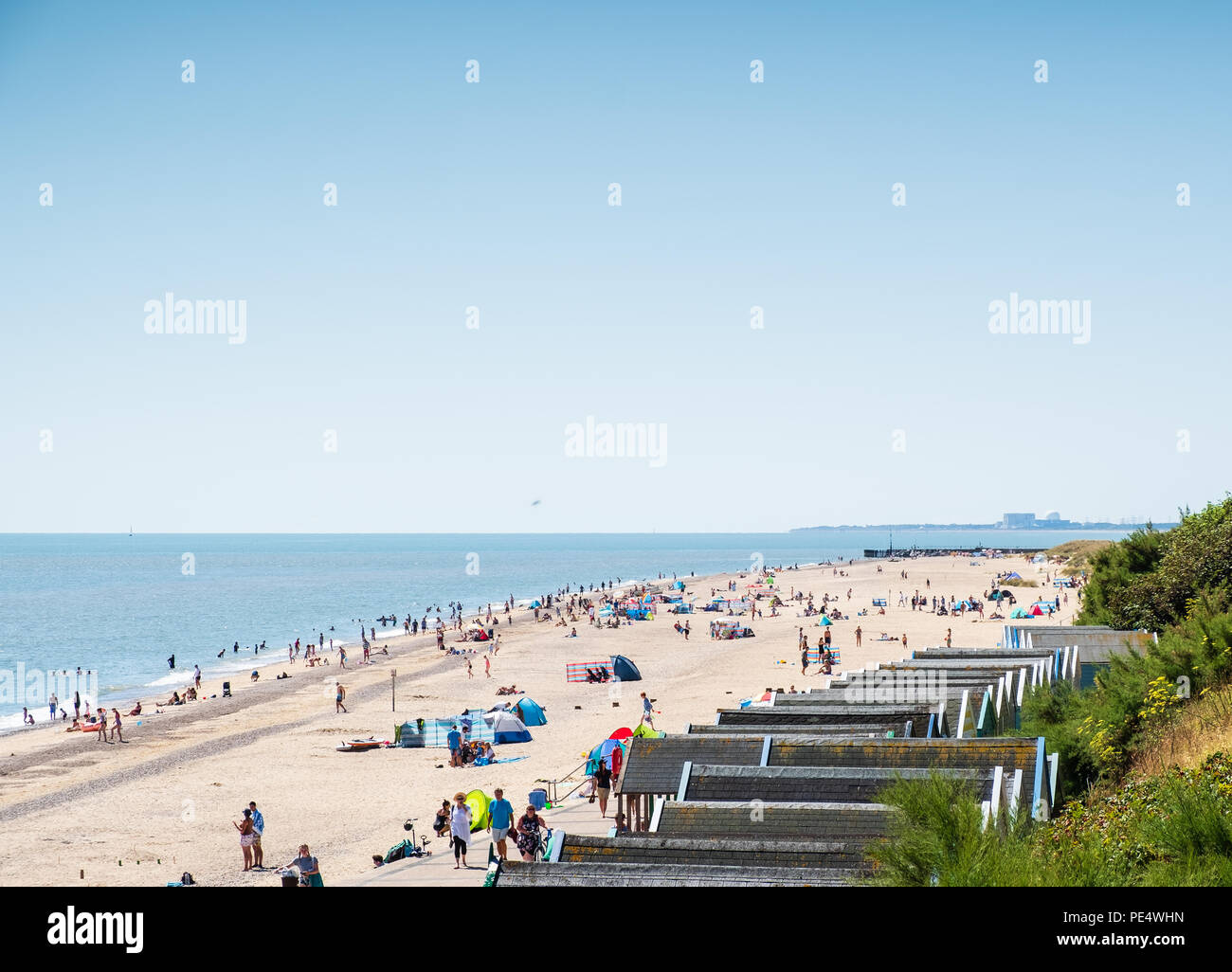 Avis de Sizewell B à Southwold, y compris des cabines de plage et de sable Banque D'Images