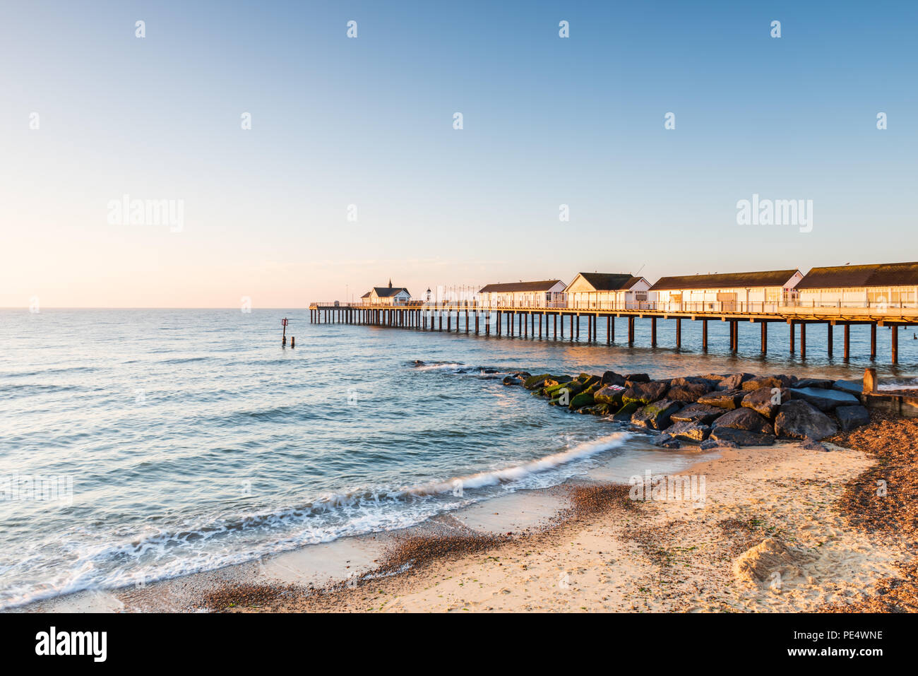 Lumière dorée sur la jetée à Southwold, Suffolk, au lever du soleil Banque D'Images