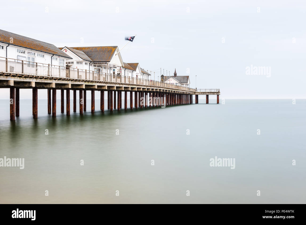 Lever du soleil et lumière dorée sur la jetée à Southwold, Suffolk Banque D'Images